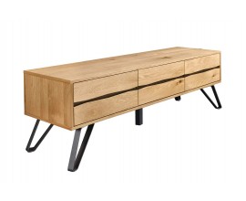 Masívny industriálny trojdverový televízny stolík Adala z dubového dyhovaného dreva v svetlej hnedej farbe s čiernym detailom na dvierkach a live edge zvlneným dizajnom s piatimi nohami z kovu v čiernej farbe