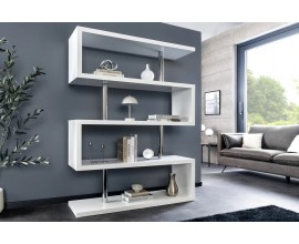 Dizajnový moderný regál Culebra v bielom lesklom prevedení s lineárnou siluetou v tvare dvoch S so spojovacími tyčami z kovu s lesklou chrómovou povrchovou úpravou