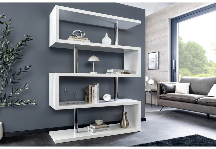 Dizajnový moderný regál Culebra v bielom lesklom prevedení s lineárnou siluetou v tvare dvoch S so spojovacími tyčami z kovu s lesklou chrómovou povrchovou úpravou