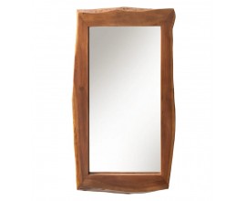 Vidiecke moderné závesné zrkadlo Mammut s obdĺžnikovým rámom s nepravidelnou vonkajšou hranou s live edge dizajnom z masívneho akáciového dreva v teplej hnedej farbe s výraznou kresbou letorkuhov