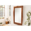 Vidiecke masívne nástenné obdĺžnikové zrkadlo Mammut s rámom z akáciového dreva v hnedej farbe s asymetrickým okrajom 160 cm