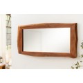 Vidiecke masívne nástenné obdĺžnikové zrkadlo Mammut s rámom z akáciového dreva v hnedej farbe s asymetrickým okrajom 160 cm