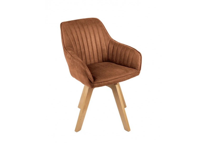 Moderné škandinávske jedálenské kreslo Caballet s otočnou sedacou časťou s poťahom zo zamatu v hnedej farbe so šikmými nohami z bukového dreva v naturálnom svetlom hnedom prevedení