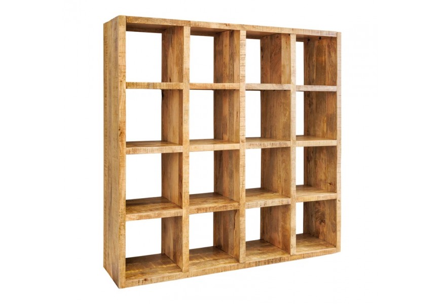 Dizajnová moderná knižnica Steele Craft so šestnástimi štvorcovými policami v štyroch radoch z masívneho mangového dreva v naturálnom svetlom hnedom odtieni s výraznou kresbou letokruhov