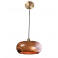 Štýlová moderná okrúhla závesná lampa z hnedého masívneho akáciového dreva s tienidlom v tvare huby v oblej siluete so zlatými kovovými detailami a čiernym káblom