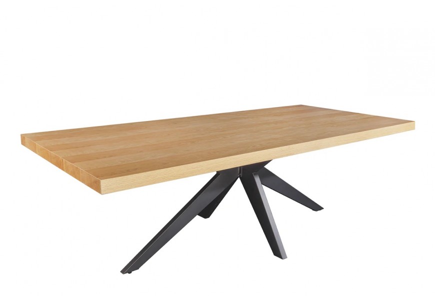 Dizajnový industriálny jedálenský stôl Dias s prekríženými štyrmi nohami v tvare hviezdy v matnej čiernej farbe s obdĺžnikovou vrchnou doskou z dubovej dyhy v naturálnom svetlom hnedom odtieni s priznanou kresbou letokruhov