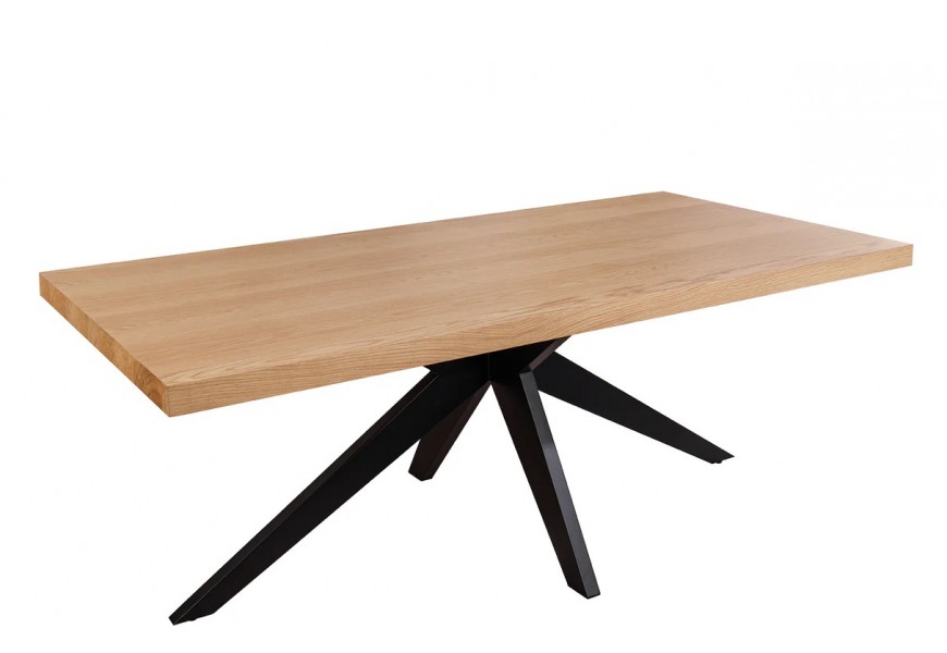 Dizajnový industriálny jedálenský stôl Dias s obdĺžnikovou vrchnou doskou z dubovej dyhy v naturálnej svetlej hnedej farbe s jemnou kresbou letokruhov s podstavou so štyrmi šikmými nohami