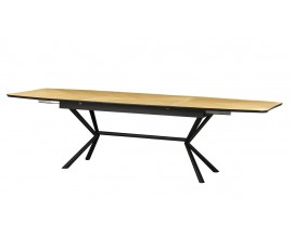 Moderný industriálny jedálenský stôl Arkline s obdĺžnikovou vrchnou doskou s rozkladacou funkciou so zaoblenými hranami z dubovej dyhy v svetlej hnedej farbe s diagonálnou kresbou dreva s čiernou matnou podstavou z kovu