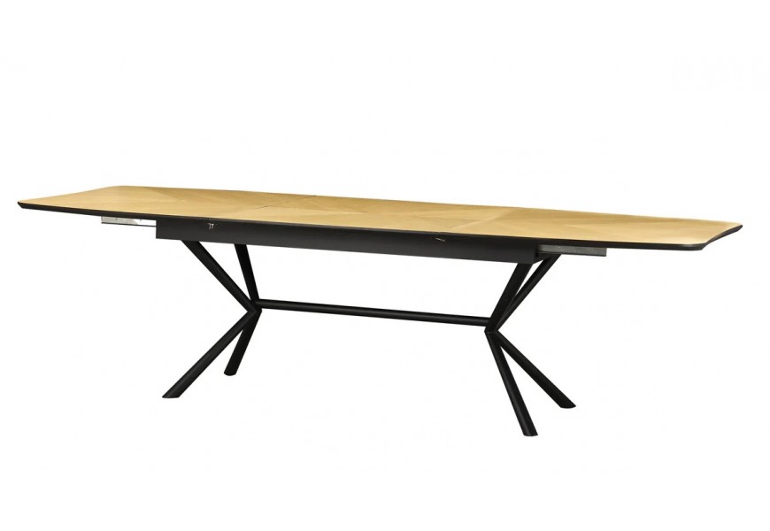 Moderný industriálny jedálenský stôl Arkline s obdĺžnikovou vrchnou doskou s rozkladacou funkciou so zaoblenými hranami z dubovej dyhy v svetlej hnedej farbe s diagonálnou kresbou dreva s čiernou matnou podstavou z kovu