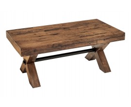 Masívny vintage konferenčný stolík Sawyer s obdĺžnikovou vrchnou doskou s dvomi nohami v tvare X s výraznou rustikálnou štruktúrou v tmavej hnedej farbe s kovovou spojnicou v čiernej farbe