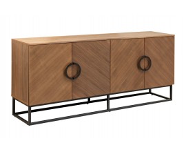 Moderný industriálny príborník Arkline z dyhovaného orechového dreva v teplej hnedej farbe s výraznou kresbou letokruhov so striedavým diagonálnym smerovaním na dvierkach s okrúhlymi úchytkami a podstavou z kovu v matnej čiernej farbe