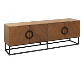 Moderný art deco televízny stolík Arkline s úložným priestorom so štyrmi dvierkami s chevronovým vzorom z orechového dyhovaného dreva s úchytkami a podstavou z kovu matnej čiernej farbe