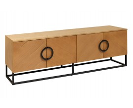Moderný industriálny štvordverový televízny stolík Arkline z dubovej dyhy v svetlej hnedej farbe s diagonálnym dizajnom na dvierkach s okrúhlymi úchytkami a lineárnou podstavou z kovu v čiernej farbe