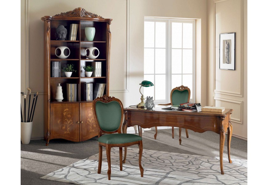 Luxusná rustikálna pracovná zostava Pasiones z masívneho dreva v teplom hnedom odtieni s vyrezávanými ornamentálnymi detailmi s písacím stolom so stoličkou bez opierok a s opierkami na ruky a vysokou knižnicou