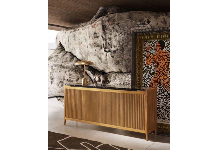 Luxusný moderný príborník Tallin v obdĺžnikovom tvare so štyrmi dvierkami a zásuvkami v hnedej farbe z dubového dreva s vrchnou doskou v čiernej farbe so zlatými žilkami