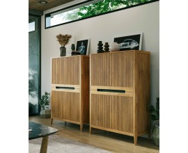 Luxusný príborník Tallin s vrúbkovanými dvierkami z dubového dreva v hnedej farbe so sklenenými policami 142 cm