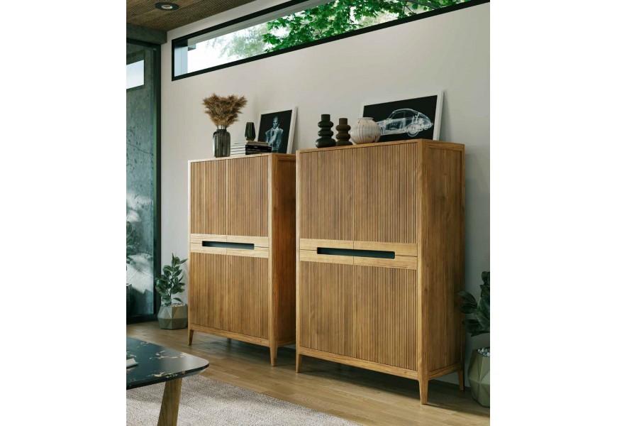 Luxusný obdĺžnikový príborník Tallin so štyrmi dvierkami v hnedej farbe z dubového dreva s vrúbkovaným povrchom s nízkymi nožičkami a policami zo skla