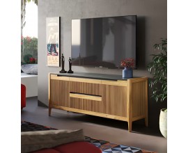 Luxusn&yacute; modern&yacute; hned&yacute; telev&iacute;zny stol&iacute;k Tallin s vr&uacute;bkovan&yacute;m čelom a n&iacute;zkymi skosen&yacute;mi nožičkami s dvomi dvierkami a dvomi z&aacute;suvkami