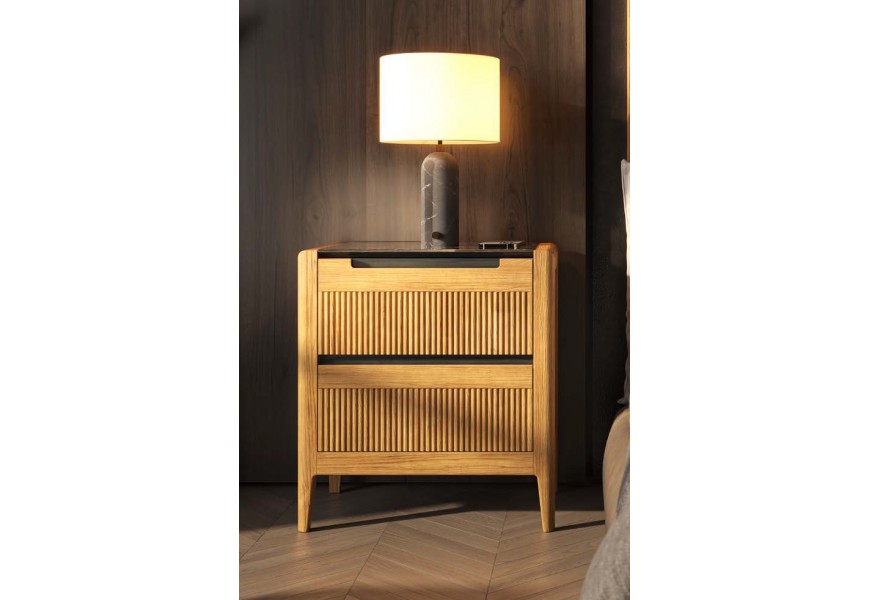 Luxusný moderný hnedý nočný stolík Tallin s dvomi zásuvkami s vertikálne vrúbkovaným povrchom a integrovanými vyrezanými úchytkami na nízkych úzkych nožičkách so zaoblenými hranami