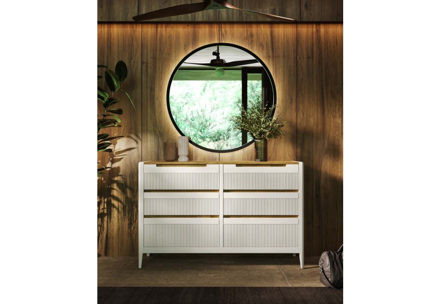 Luxusn&aacute; modern&aacute; obdĺžnikov&aacute; komoda Tallin so &scaron;iestimi z&aacute;suvkami s vertik&aacute;lnym vr&uacute;bkovan&iacute;m 134 cm