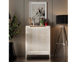 Luxusn&yacute; modern&yacute; obdĺžnikov&yacute; botn&iacute;k Tallin s dvojdverov&yacute;m rie&scaron;en&iacute;m a naklonen&yacute;mi policami s vertik&aacute;lnym vr&uacute;bkovan&iacute;m 107 cm