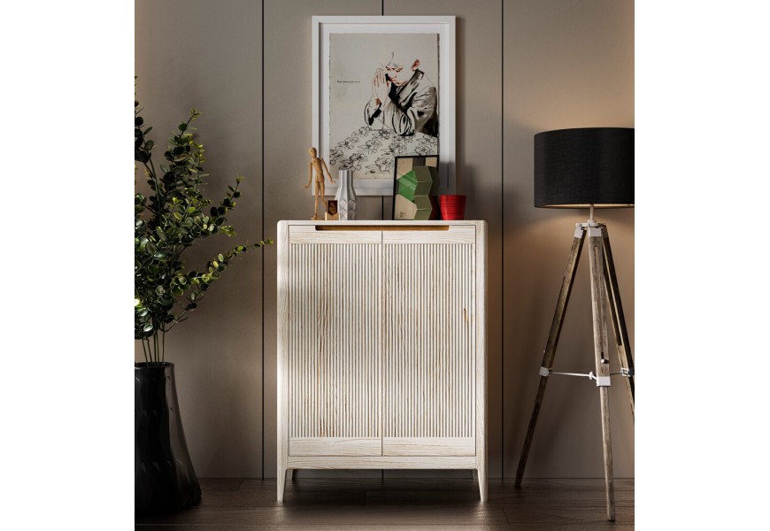 Luxusn&yacute; modern&yacute; obdĺžnikov&yacute; botn&iacute;k Tallin s dvojdverov&yacute;m rie&scaron;en&iacute;m a naklonen&yacute;mi policami s vertik&aacute;lnym vr&uacute;bkovan&iacute;m 107 cm