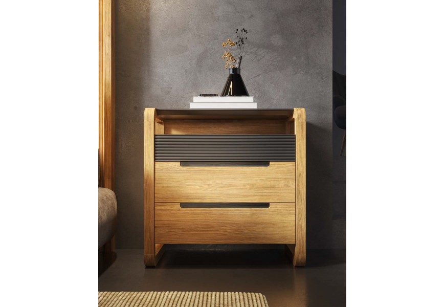 Luxusný moderný hnedý nočný stolík Berna s dvomi hladkými zásuvkami a horným panelom s horizontálnym vrúbkovaním s tenkou mramorovou doskou a oblými bočnými nohami z ohýbaných dosiek