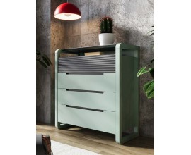 Luxusn&yacute; modern&yacute; zelen&yacute; art deco nočn&yacute; stol&iacute;k Berna so &scaron;tyrmi z&aacute;suvkami s hornou z&aacute;suvkou s horizont&aacute;lnym vr&uacute;bkovan&iacute;m s otvorenou policou pod mramorovou doskou a obl&yacute;mi bočn&yacute;mi nohami z oh&yacute;ban&yacute;ch dosiek