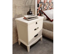 Luxusn&yacute; vidiecky biely mas&iacute;vny nočn&yacute; stol&iacute;k Quebec s tromi z&aacute;suvkami s jemn&yacute;m obl&yacute;m vyrez&aacute;van&iacute;m s kovov&yacute;mi &uacute;chytkami a mierne tvarovan&yacute;mi nožičkami