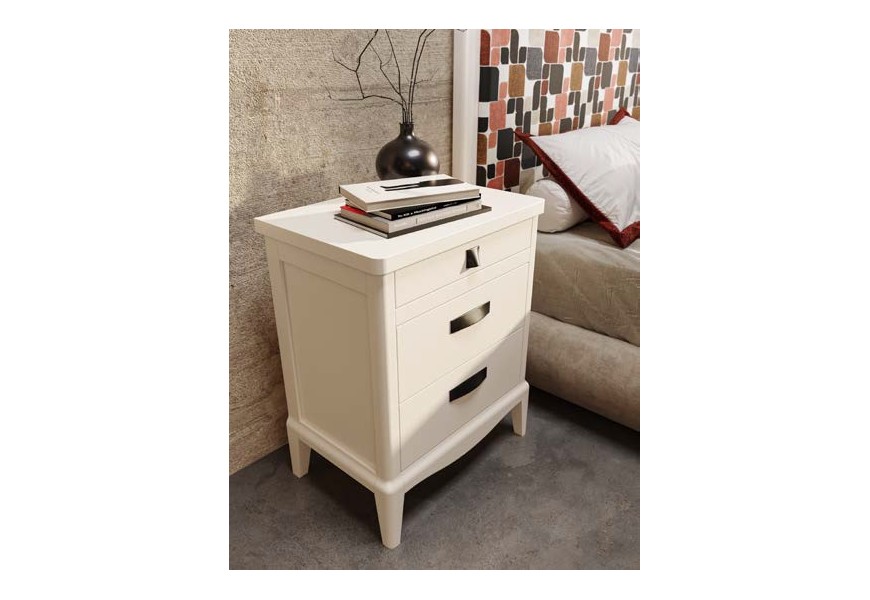 Luxusný vidiecky biely masívny nočný stolík Quebec s tromi zásuvkami s jemným oblým vyrezávaním s kovovými úchytkami a mierne tvarovanými nožičkami