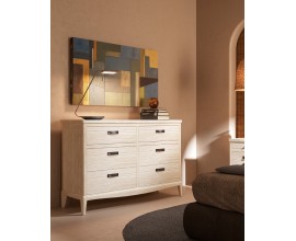 Luxusn&aacute; vidiecka biela mas&iacute;vna komoda Quebec so &scaron;iestimi z&aacute;suvkami s kovov&yacute;mi &uacute;chytkami s obl&yacute;m spodn&yacute;m vyrez&aacute;van&iacute;m a n&iacute;zkymi nožičkami skosen&yacute;mi z vn&uacute;tornej strany