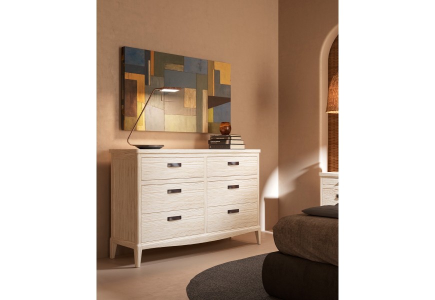 Luxusná vidiecka biela masívna komoda Quebec so šiestimi zásuvkami s kovovými úchytkami s oblým spodným vyrezávaním a nízkymi nožičkami skosenými z vnútornej strany