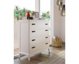 Luxusn&aacute; vidiecka biela mas&iacute;vna komoda Quebec so &scaron;tyrmi z&aacute;suvkami s dvojicou kovov&yacute;ch &uacute;chytiek s obl&yacute;m spodn&yacute;m vyrez&aacute;van&iacute;m a n&iacute;zkymi nožičkami skosen&yacute;mi z vn&uacute;tornej strany