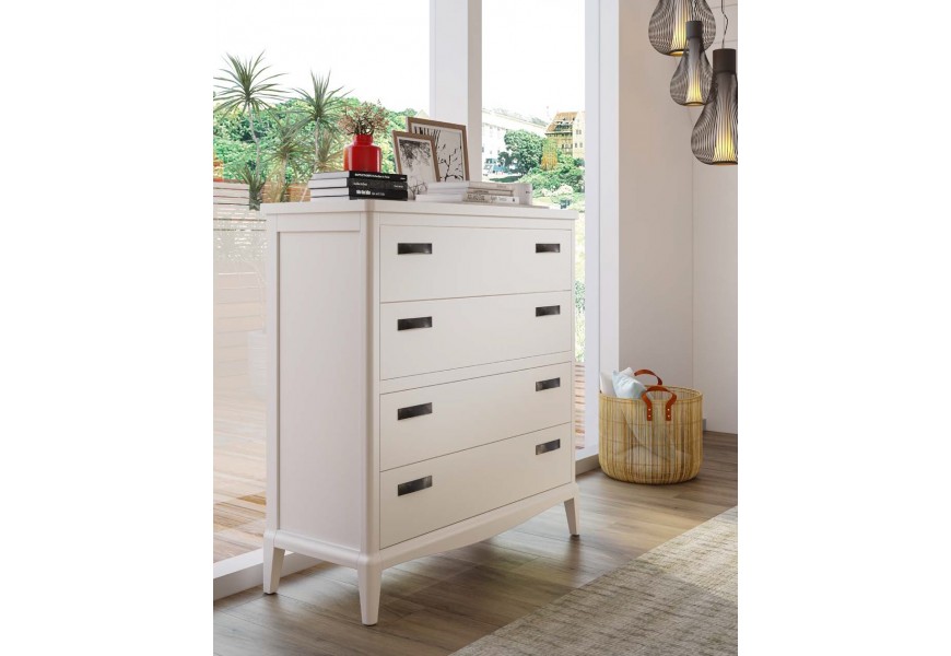 Luxusná vidiecka biela masívna komoda Quebec so štyrmi zásuvkami s dvojicou kovových úchytiek s oblým spodným vyrezávaním a nízkymi nožičkami skosenými z vnútornej strany