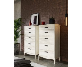 Luxusn&aacute; vidiecka biela mas&iacute;vna vysok&aacute; komoda Quebec s piatimi z&aacute;suvkami s kovov&yacute;mi &uacute;chytkami s obl&uacute;kov&yacute;m spodn&yacute;m tvarom a nožičkami skosen&yacute;mi z vn&uacute;tornej strany