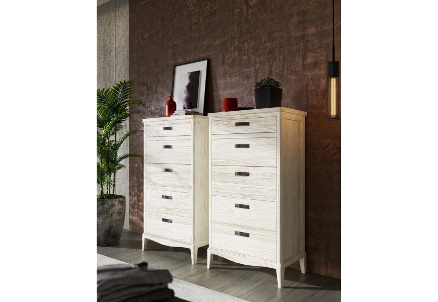 Luxusná vidiecka biela masívna vysoká komoda Quebec s piatimi zásuvkami s kovovými úchytkami s oblúkovým spodným tvarom a nožičkami skosenými z vnútornej strany