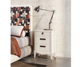 Luxusn&yacute; vidiecky obdĺžnikov&yacute; mas&iacute;vny nočn&yacute; stol&iacute;k Quebec s tromi z&aacute;suvkami a zaoblenou spodnou li&scaron;tou 67 cm