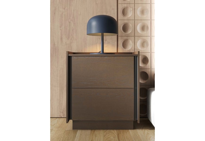 Luxusn&yacute; modern&yacute; obdĺžnikov&yacute; mas&iacute;vny nočn&yacute; stol&iacute;k Praga s dvomi z&aacute;suvkami a vyv&yacute;&scaron;en&yacute;mi okrajmi 61 cm