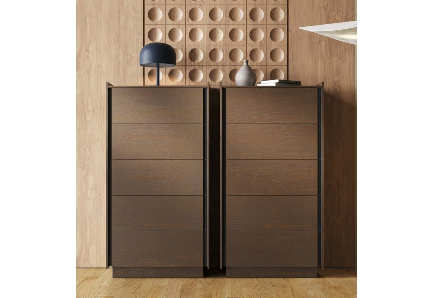 Luxusná moderná hnedá masívna vysoká komoda Praga s piatimi zásuvkami s bočnými medzerami na otváranie a vyvýšenou podstavou a vyvýšenými hornými hranami