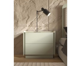 Luxusn&yacute; modern&yacute; zelen&yacute; nočn&yacute; stol&iacute;k Praga z mas&iacute;vneho dreva s dvomi z&aacute;suvkami a vyv&yacute;&scaron;en&yacute;mi hranami s podstavou bez &uacute;chytiek