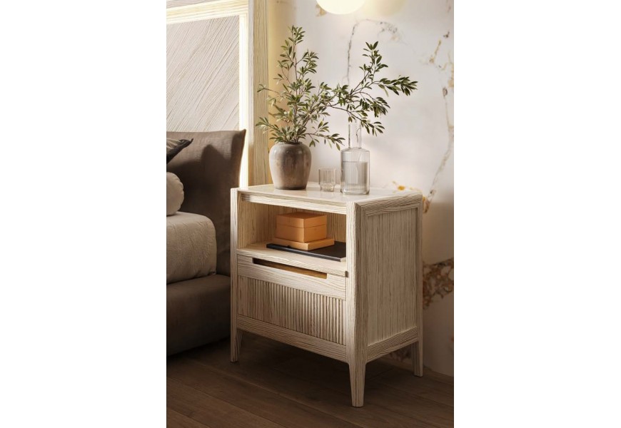 Luxusný art deco nočný stolík Tallin z masívneho dreva v obdĺžnikovom tvare s vrúbkovanou zásuvkou a policou