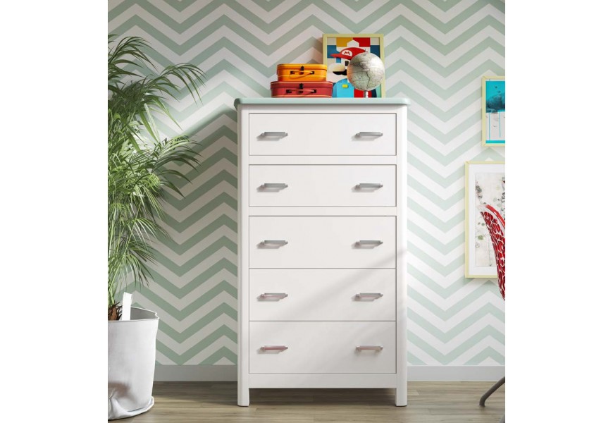 Luxusná masívna biela komoda Cerdena s piatimi zásuvkami dvoch veľkostí s kovovými úchytkami so zaoblenými prednými rohmi a nízkymi nožičkami