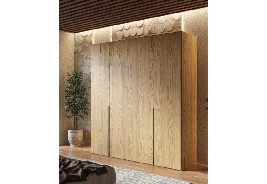 Luxusná moderná hnedá masívna štvordverová šatníková skriňa Praga s výraznou drevenou štruktúrou s vertikálnymi vyrezanými úchytkami s vnútorným členením na tyče zásuvky a police bez nožičiek s podstavou
