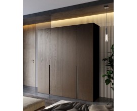 Luxusn&aacute; modern&aacute; tmavohned&aacute; &scaron;tvordverov&aacute; mas&iacute;vna &scaron;atn&iacute;kov&aacute; skriňa Praga s vyrezan&yacute;mi vertik&aacute;lnymi &uacute;chytkami a vn&uacute;torn&yacute;m členen&iacute;m na ve&scaron;iaky z&aacute;suvky a police s čiernymi bočn&yacute;mi stranami