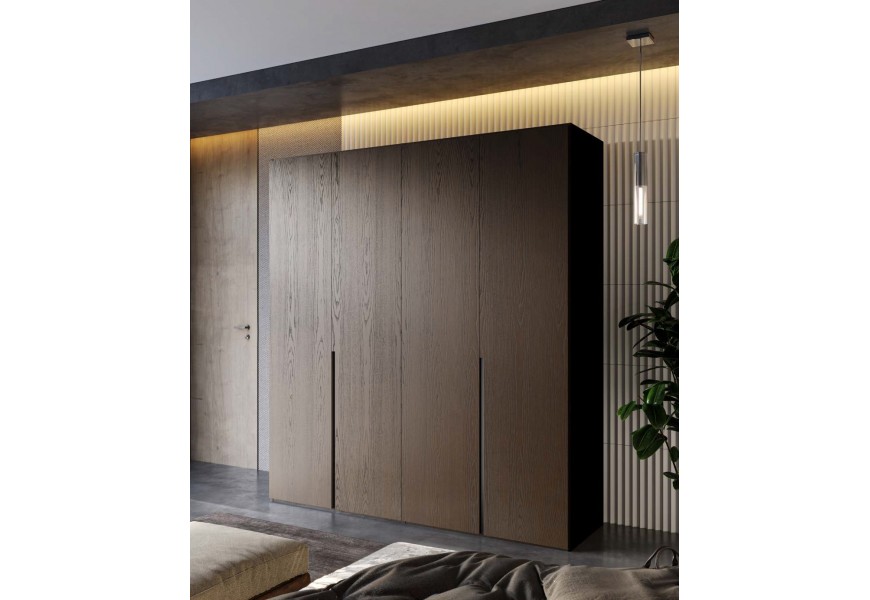 Luxusná moderná tmavohnedá štvordverová masívna šatníková skriňa Praga s vyrezanými vertikálnymi úchytkami a vnútorným členením na vešiaky zásuvky a police s čiernymi bočnými stranami