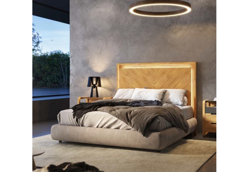 Luxusná art deco manželská posteľ Berna s dreveným čelom a čalúneným rámom s nízkymi nožičkami