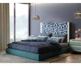 Luxusn&aacute; modern&aacute; manželsk&aacute; posteľ Praga s čal&uacute;nen&yacute;m smaragdovo zelen&yacute;m r&aacute;mom a dreven&yacute;m zelen&yacute;m čelom s pre&scaron;&iacute;van&yacute;m panelom
