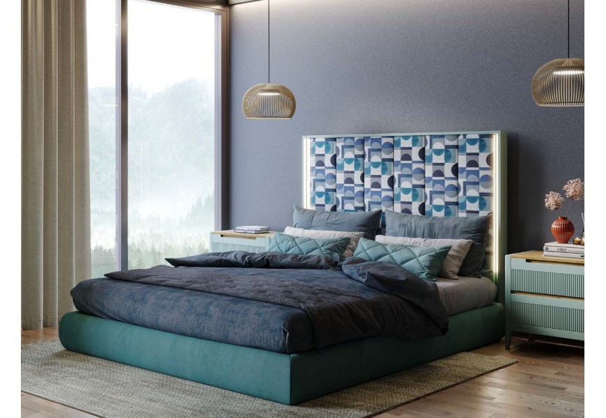 Luxusná moderná manželská posteľ Praga s čalúneným smaragdovo zeleným rámom a dreveným zeleným čelom s prešívaným panelom