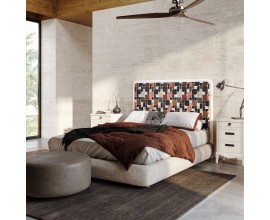 Luxusn&aacute; modern&aacute; manželsk&aacute; posteľ Quebec s čal&uacute;nen&yacute;m bielym r&aacute;mom a vzorovan&yacute;m čelom z mas&iacute;vneho dreva