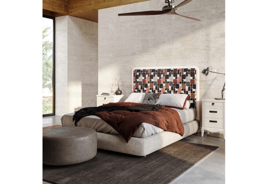 Luxusná moderná manželská posteľ Quebec s čalúneným bielym rámom a vzorovaným čelom z masívneho dreva